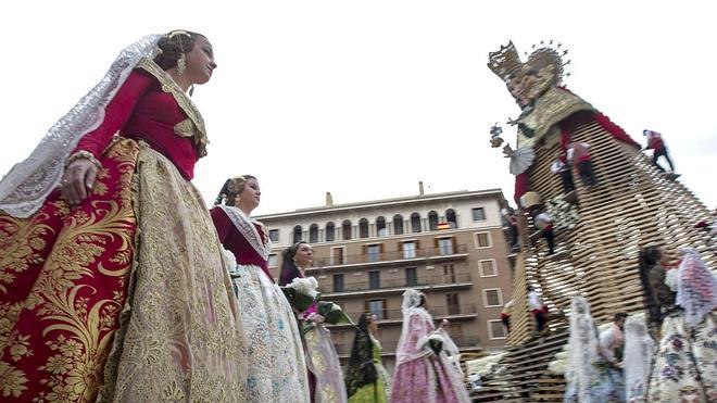 53.982 falleros y músicos desfilan en la primera jornada de Ofrenda