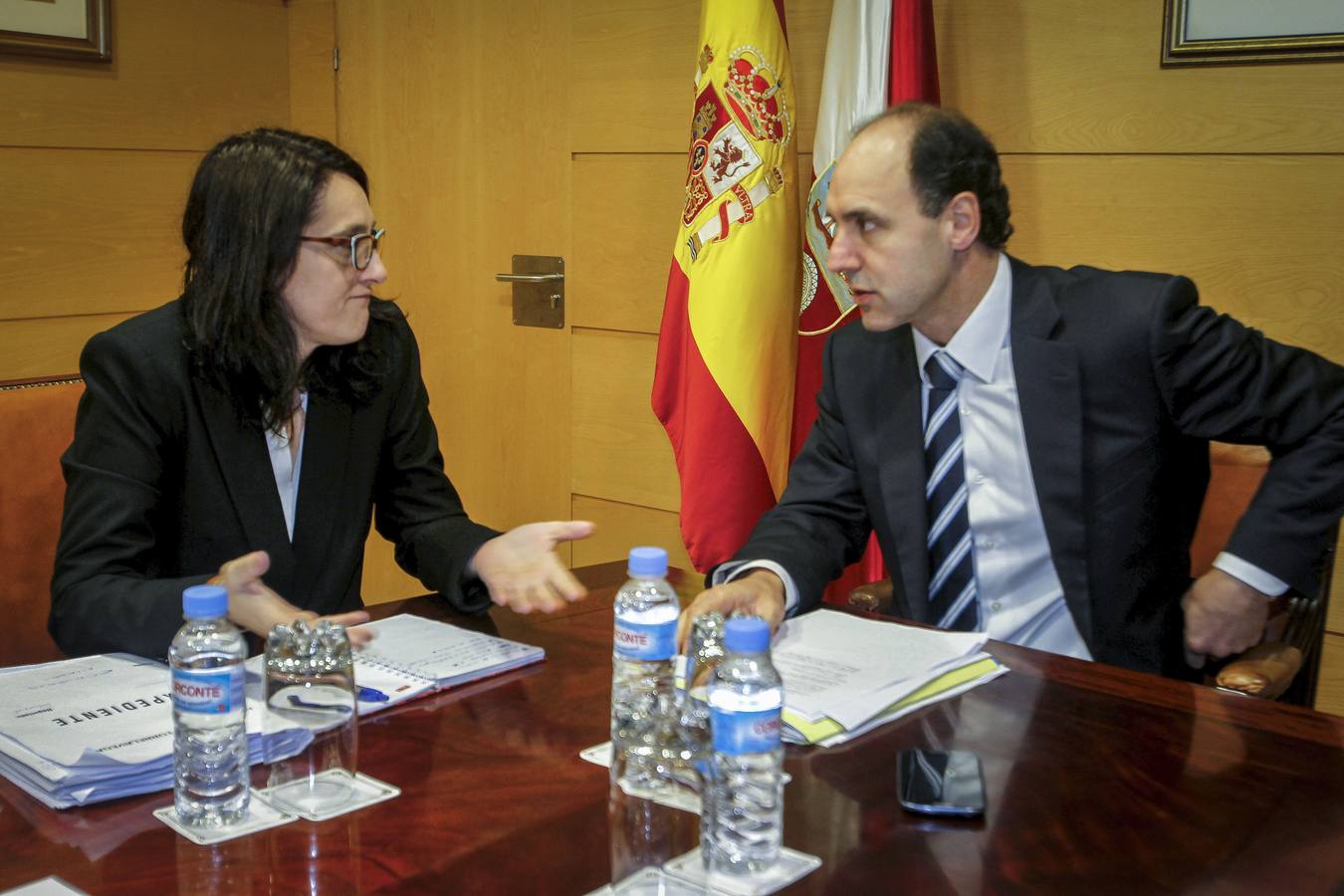 La alcaldesa recuerda a Diego que en septiembre se pidió el soterramiento