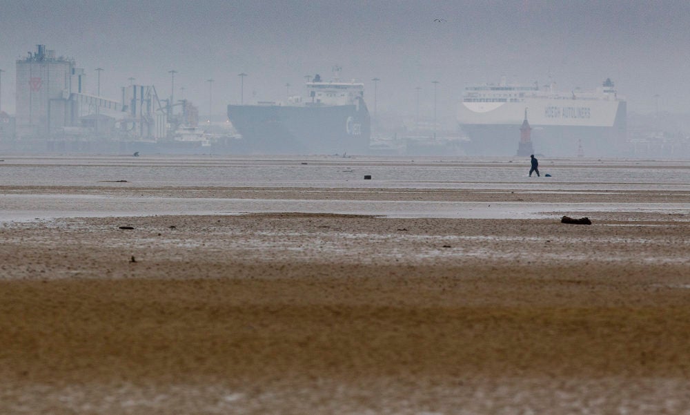 La bahía desaparece bajo el eclipse