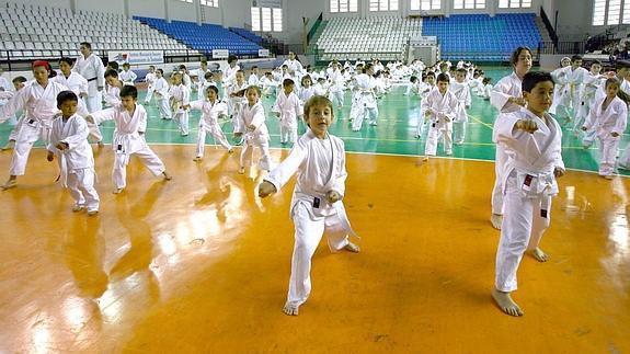 300 deportistas participan el domingo la final de Juegos Escolares de Kárate