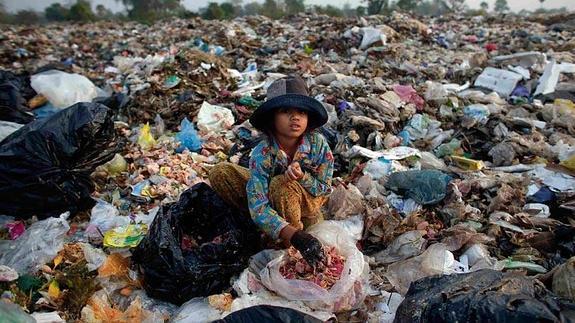 Turistas entre basura