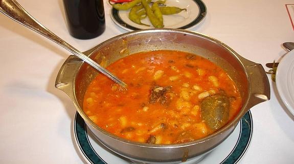 Alubias y gallo de corral en Casa Navarro