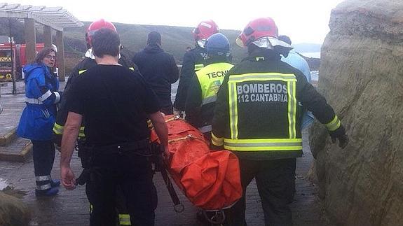 Rescatan a una joven que cayó por un talud de siete metros en Comillas