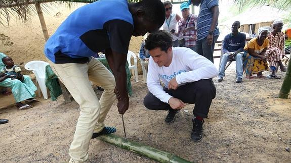 Orlando Bloom visita las comunidades afectadas por el ébola en Liberia