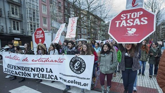Cerca de 300 personas se manifiestan en Santander contra la reforma '3+2'