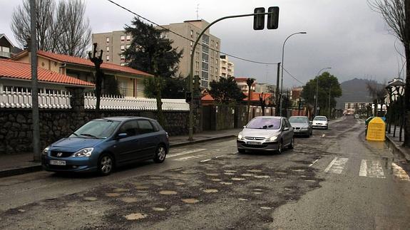 La avenida Derechos Humanos, una barrizal con baches