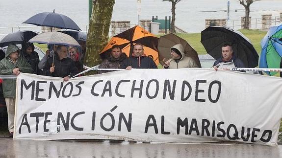 Los mariscadores cántabros reciben a la ministra con protestas