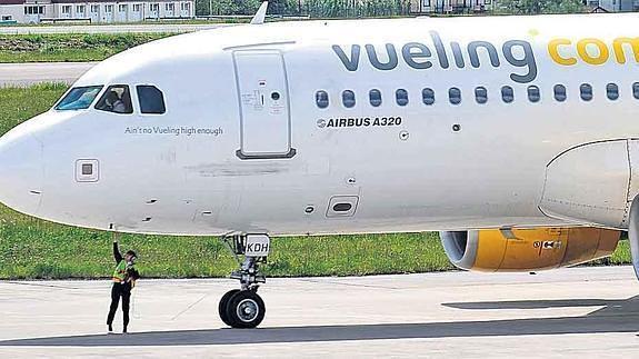 Vueling desaloja un avión en Loiu por un posible fallo en un motor