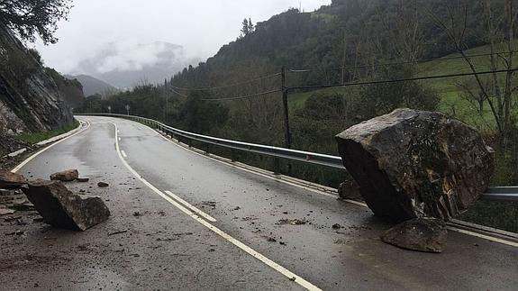 Cae una roca de dos metros de altura en la carretera de Cabariezo