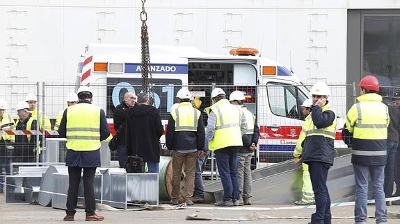 Un obrero senegalés muere aplastado por una bobina de cobre en Valdecilla