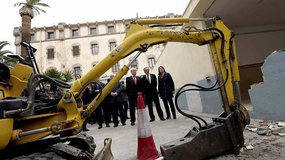 La excavadora entra en La Modelo