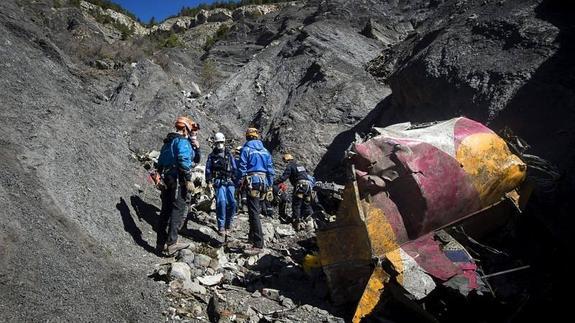 Restos personales al pie de la montaña