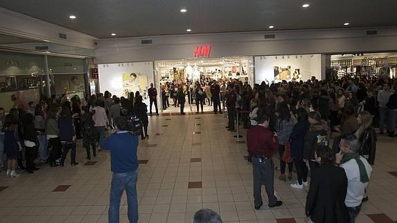 H&M; abre en Valle Real entre aplausos y coreografías