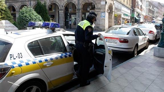 APLC denuncia el impago de las horas extras a algunos policías de Torrelavega