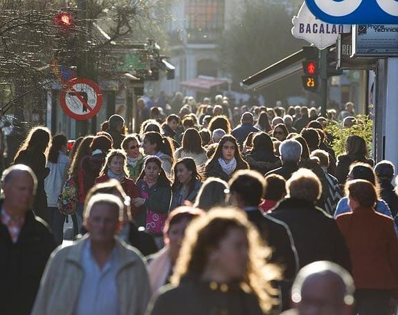 Más paseos que ventas para los comercios que decidieron abrir