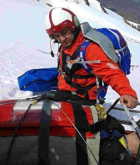 Rescatado un montañero que cayó 200 metros por la ladera norte del pico Tres Mares