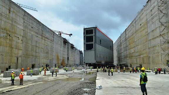 Un vuelo sobre el nuevo canal de Panamá