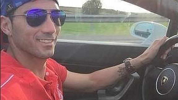 Reyes se hace un 'selfie' conduciendo y sin cinturón