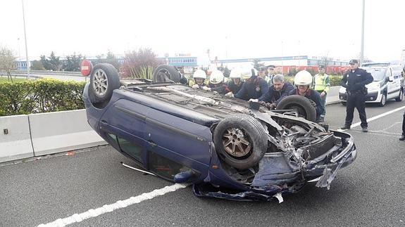 Un coche vuelca en la S-10 tras chocar con la mediana