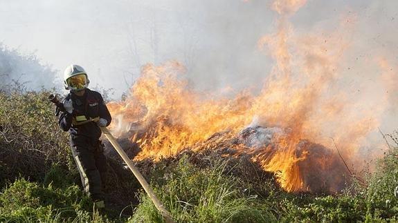 Los bomberos municipales participaron en 176 incendios fuera de Santander en 2014