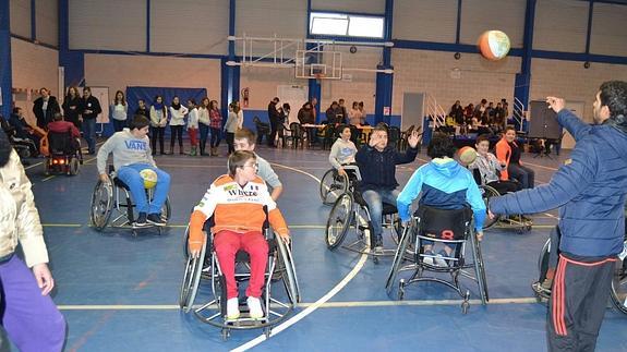 Los alumnos de Los Corrales de Buelna se acercan al día a día de los discapacitados