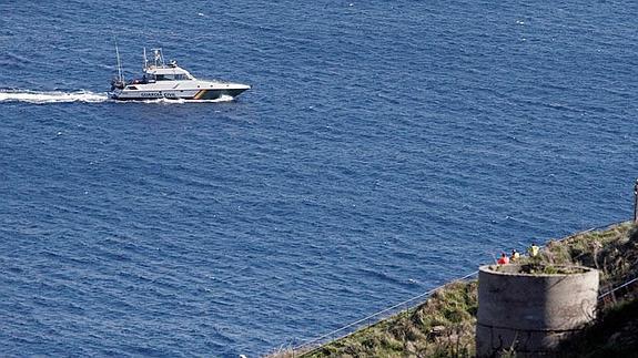 Equipos de rescate buscan a un buceador desaparecido en la playa de Ontón