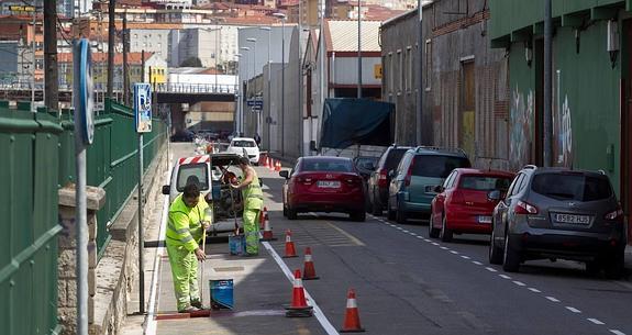 El carril-bici avanza desde La Marga y obliga a modificar los aparcamientos