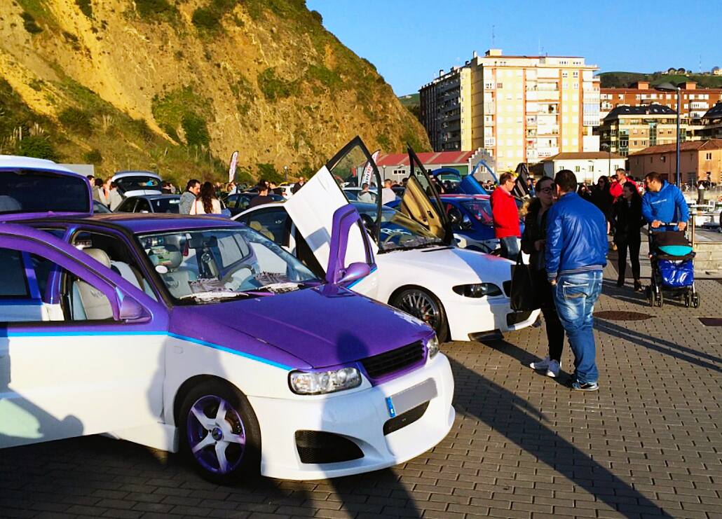 Noventa vehículos participan en la 'I Concentración Tuning Villa de Laredo'