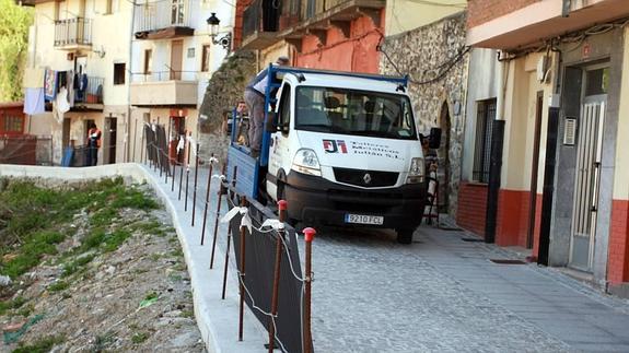 Una barandilla de forja culmina las obras de la calle Merenillo