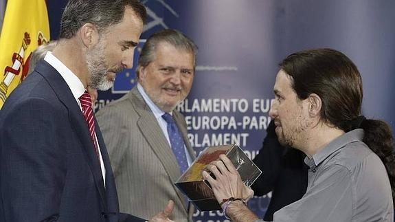 Pablo Iglesias le regala 'Juego de Tronos' a Felipe VI
