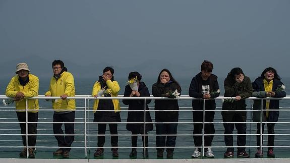 Homenaje a las víctimas del Sewol cuando se cumple un año del hundimiento