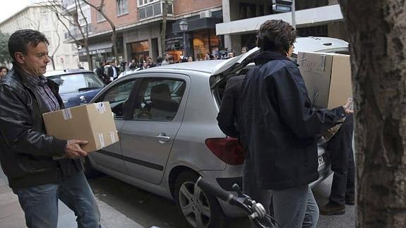 Agentes de aduanas precintan las ventanas del despacho