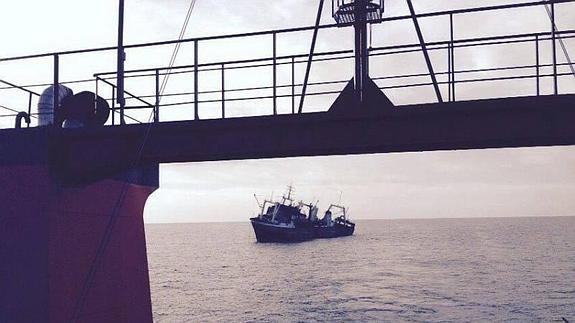 El capitán del barco ruso denuncia que a su "lo dejaron morir" en el mar