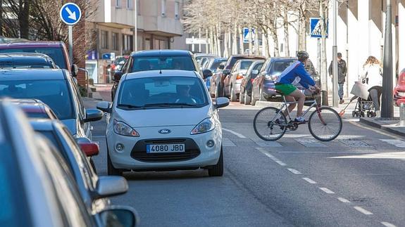 ¿Cómo debe comportarse una bicicleta ante un paso de cebra?