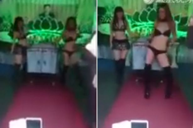 Una viuda contrata a strippers en el funeral de su marido