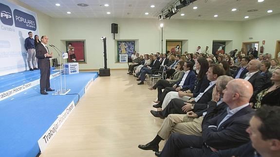 El PP adquiere 35 compromisos para culminar "el decisivo" cambio emprendido en 2011