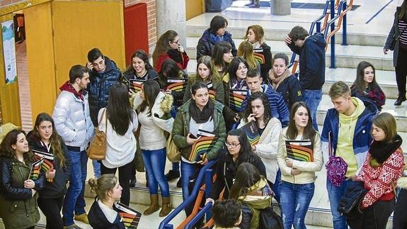 La universidad despierta "más interés" entre mujeres que hombres