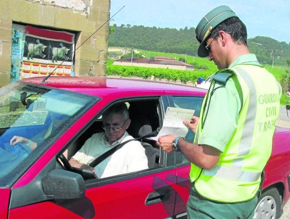 Tráfico retira 15 carnés cada año a mayores de 70 años implicados en incidentes graves