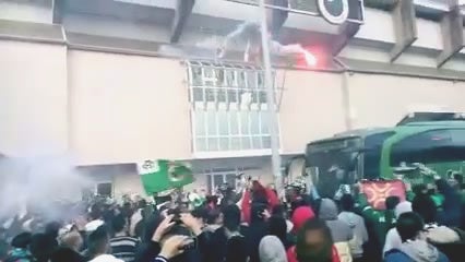 Detenido un aficionado por causar daños con una bengala al autobús del Racing