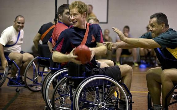 El príncipe Enrique juega al fútbol australiano en silla de ruedas