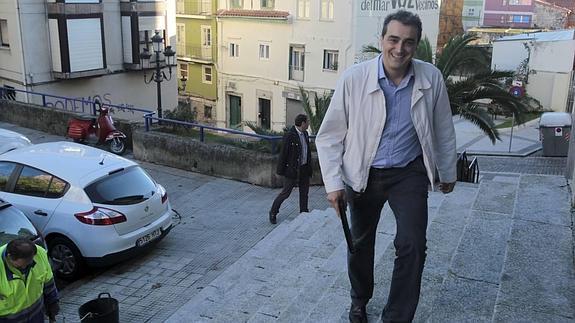 El alcalde de Alfoz es absuelto de las injurias graves contra un exconcejal y una vecina