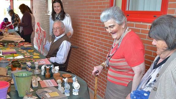 Los mayores de la residencia de Los Corrales montan un mercadillo solidario