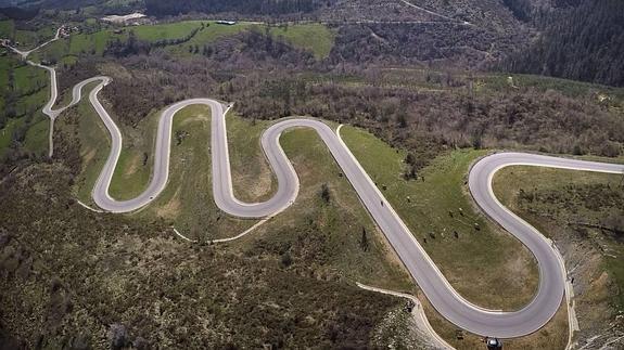 La carretera de El Soplao acoge un campeonato de monopatín 'freeride'