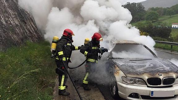 El fuego calcina un vehículo que circulaba por el alto de Hijas
