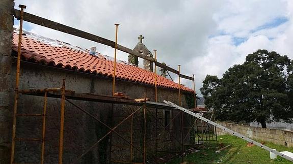 Los vecinos de Arnuero rehabilitan la ermita de San Roque