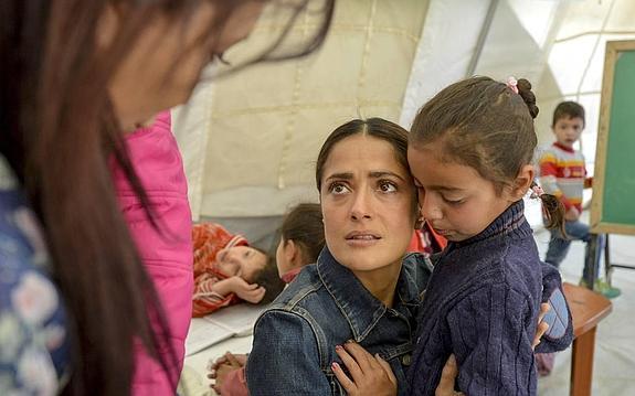 Salma Hayek visita a los niños sirios refugiados en Líbano