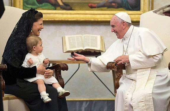 Leonore de Suecia juega con el Papa Francisco