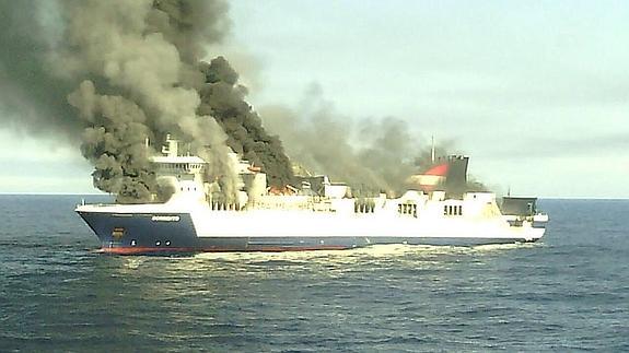 Empresarios cántabros pierden dos camiones valorados en 250.000 euros en el ferry incendiado