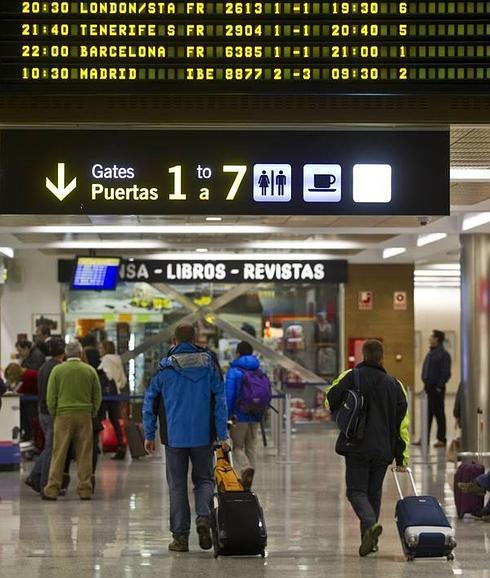 El pasajero prototipo del aeropuerto vive fuera de la región y viaja por ocio