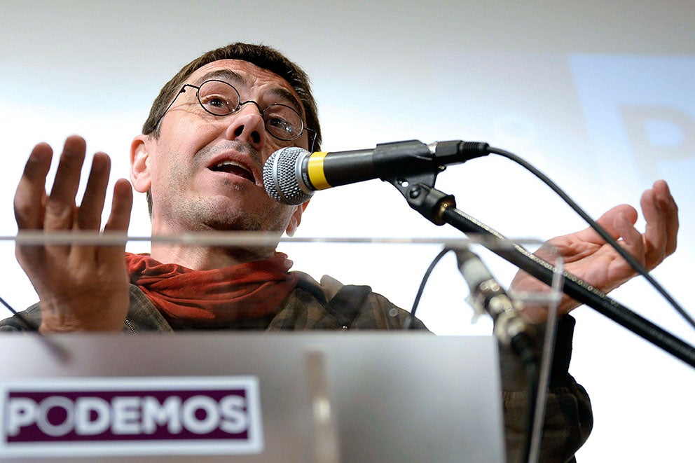 Monedero deja todos sus cargos en Podemos
